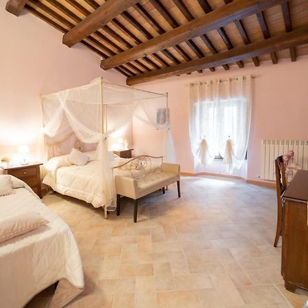 Albergo La Loggia Di San Martino Gualdo Tadino Buitenkant foto