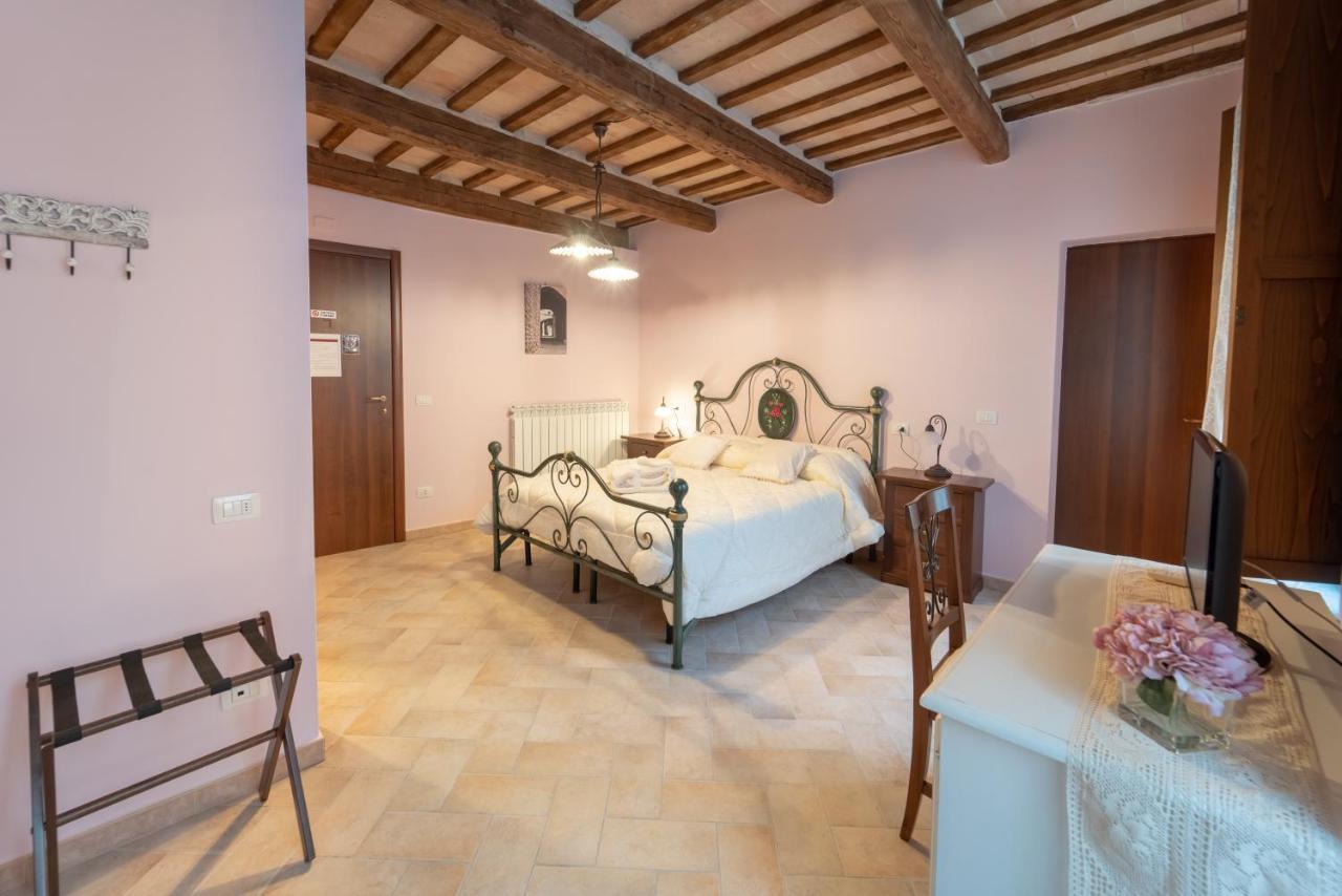 Albergo La Loggia Di San Martino Gualdo Tadino Buitenkant foto