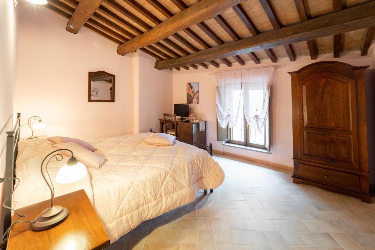 Albergo La Loggia Di San Martino Gualdo Tadino Buitenkant foto