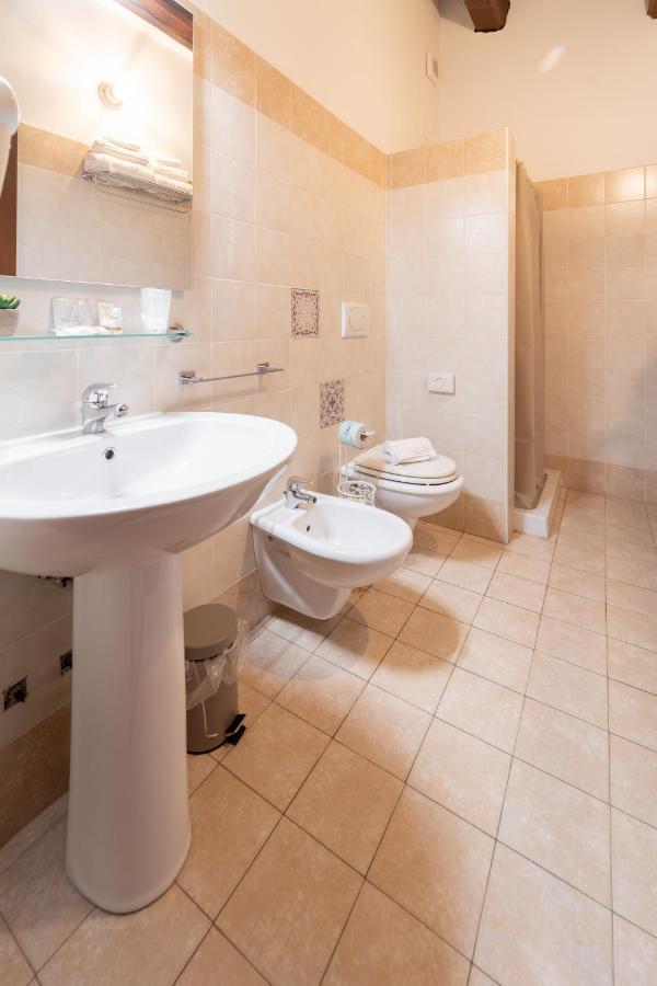 Albergo La Loggia Di San Martino Gualdo Tadino Buitenkant foto