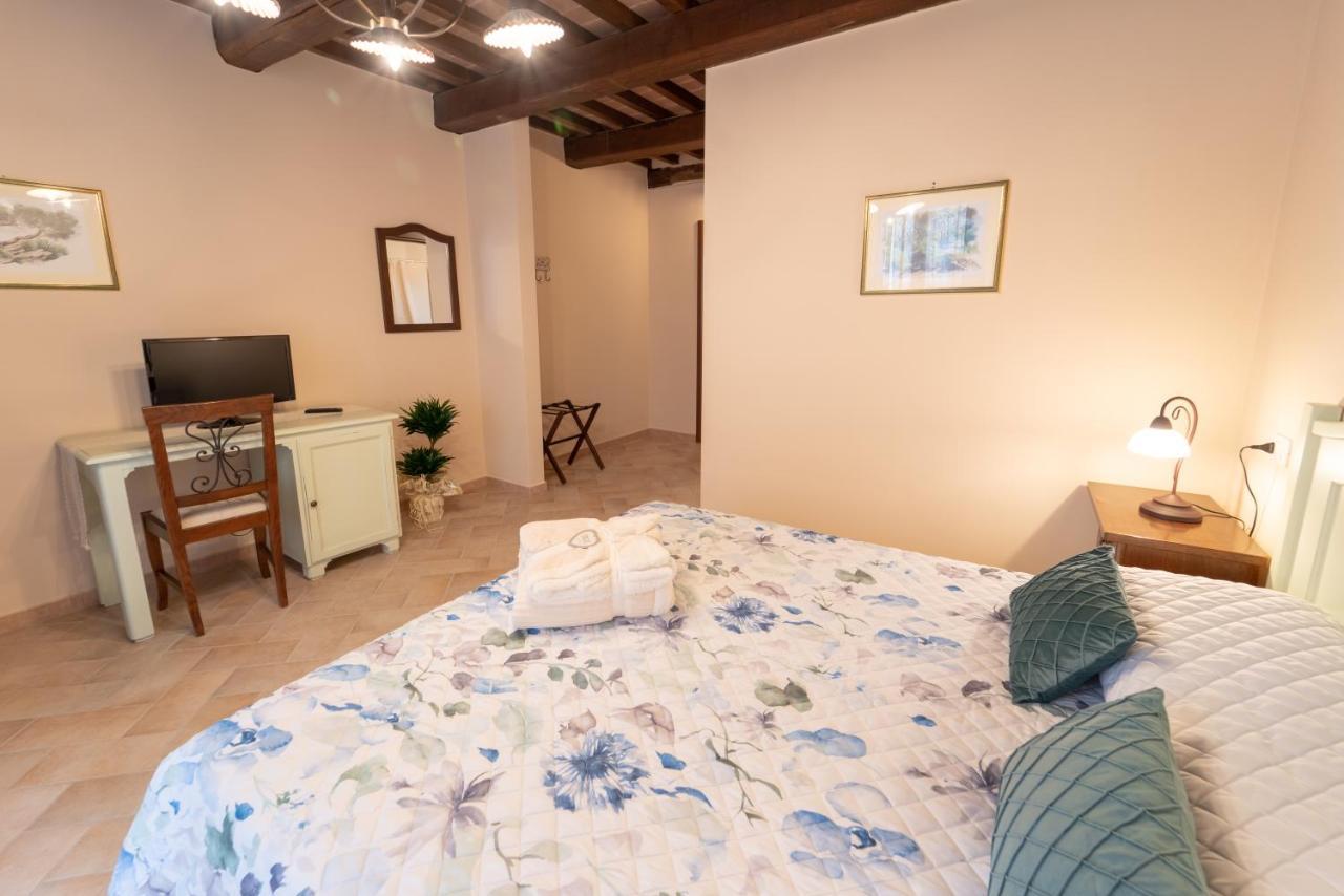 Albergo La Loggia Di San Martino Gualdo Tadino Buitenkant foto