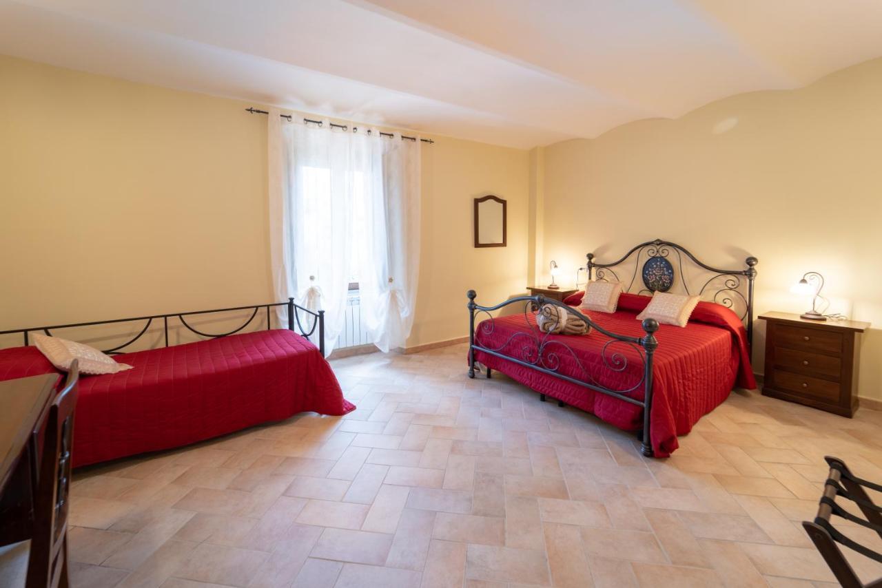 Albergo La Loggia Di San Martino Gualdo Tadino Buitenkant foto