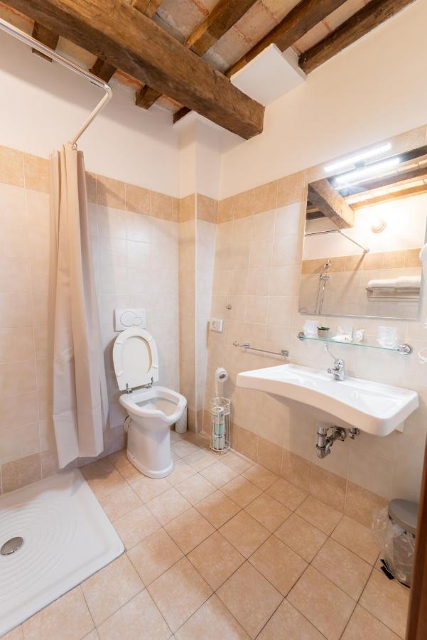 Albergo La Loggia Di San Martino Gualdo Tadino Buitenkant foto