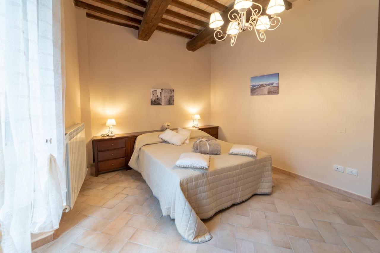 Albergo La Loggia Di San Martino Gualdo Tadino Buitenkant foto