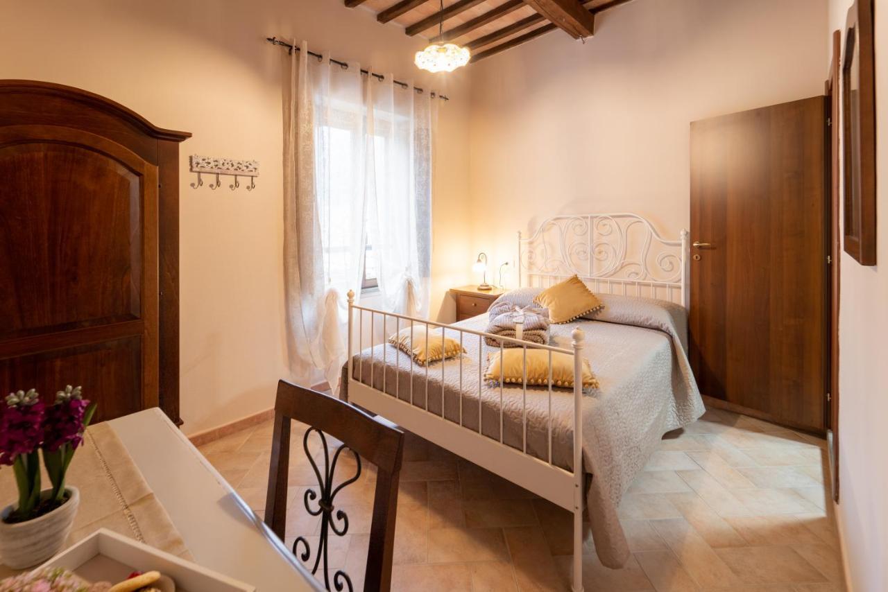 Albergo La Loggia Di San Martino Gualdo Tadino Buitenkant foto