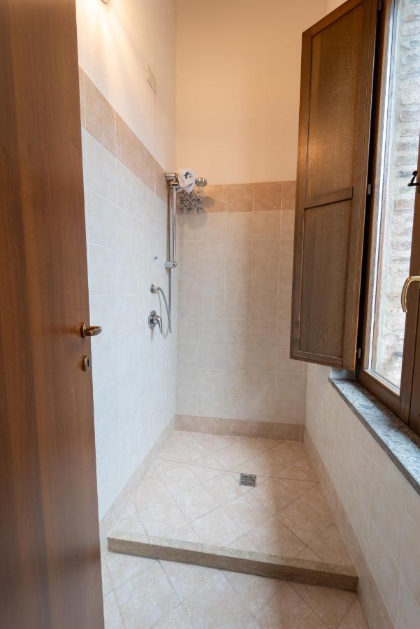 Albergo La Loggia Di San Martino Gualdo Tadino Buitenkant foto