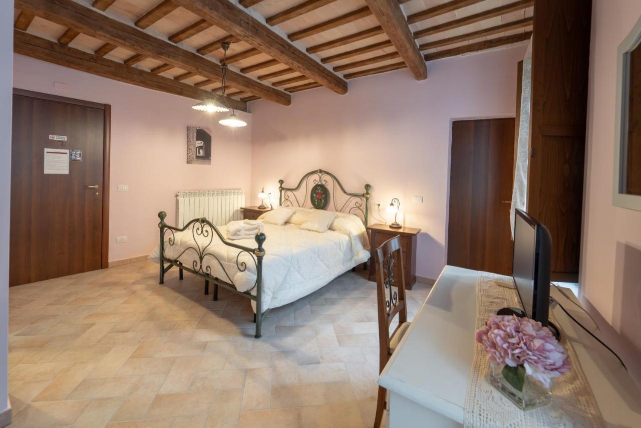 Albergo La Loggia Di San Martino Gualdo Tadino Buitenkant foto