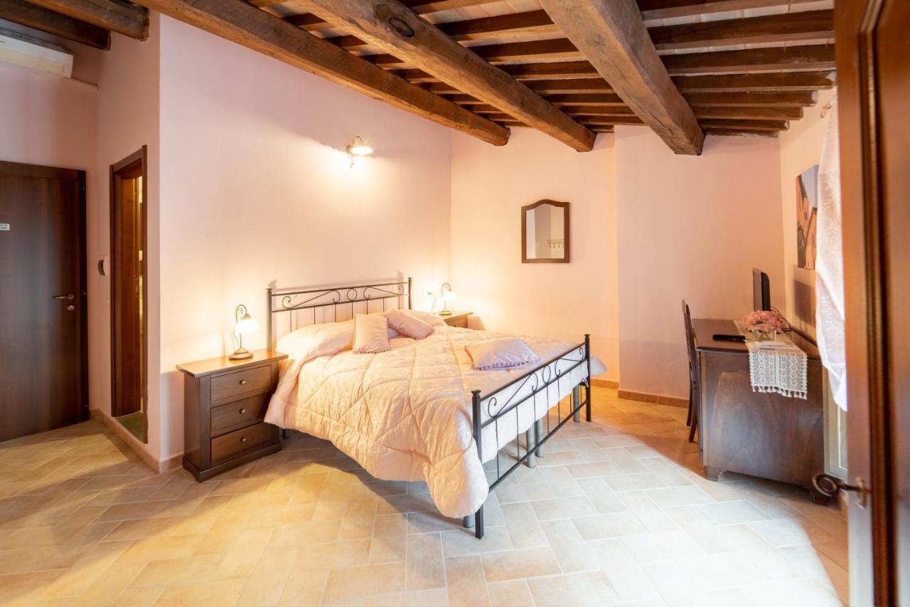 Albergo La Loggia Di San Martino Gualdo Tadino Buitenkant foto
